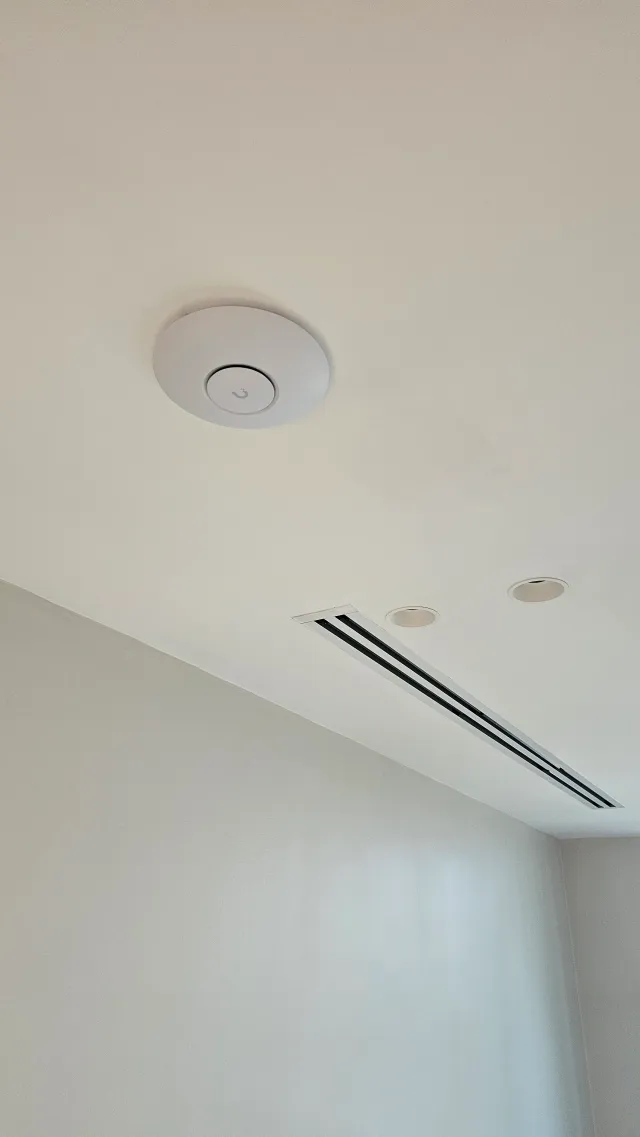 wifi access point instalado en techo