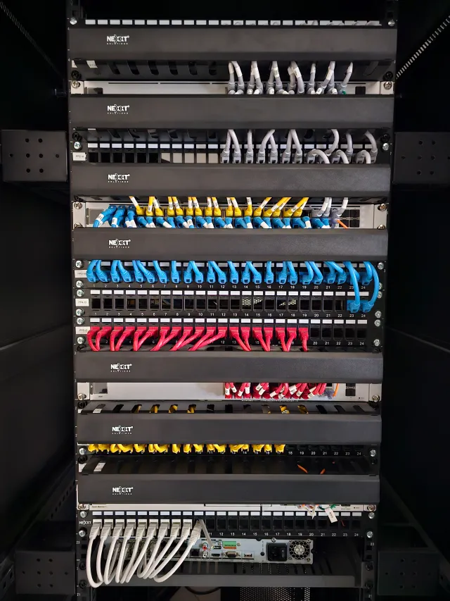 gabinete de red con cableado estructurado organizado