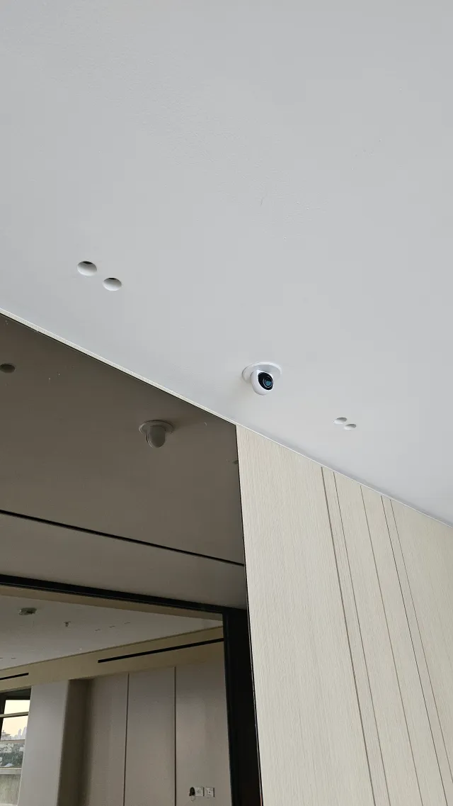 cámara de seguridad instalada en techo con estética cuidada