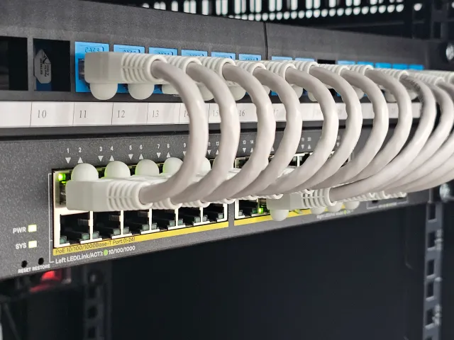 red de datos cableada con cables organizados y estéticos
