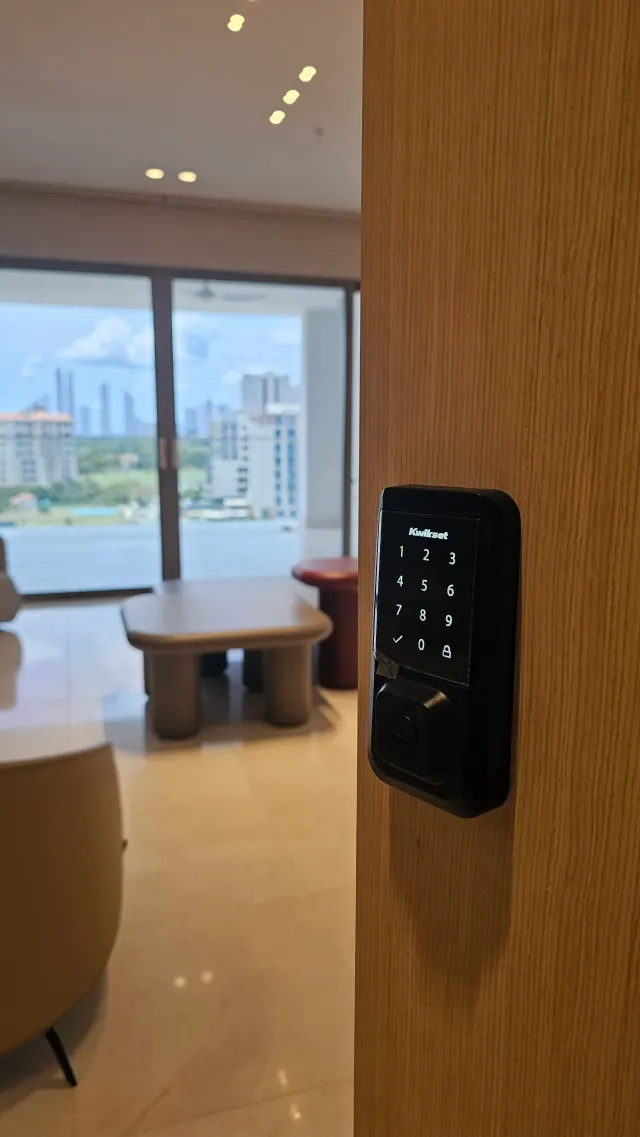 smart lock instalada en puerta de madera