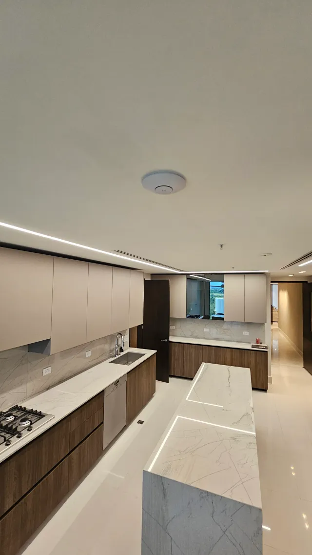 wireless access point para wifi instalada en techo de una cocina